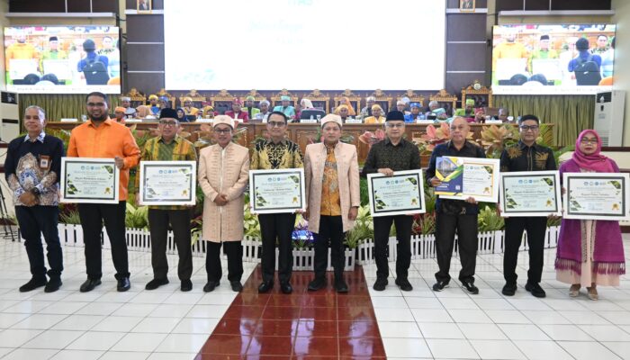 Dukung Pengembangan Pendidikan, Aliong Mus Raih Penghargaan dari Unkhair Ternate