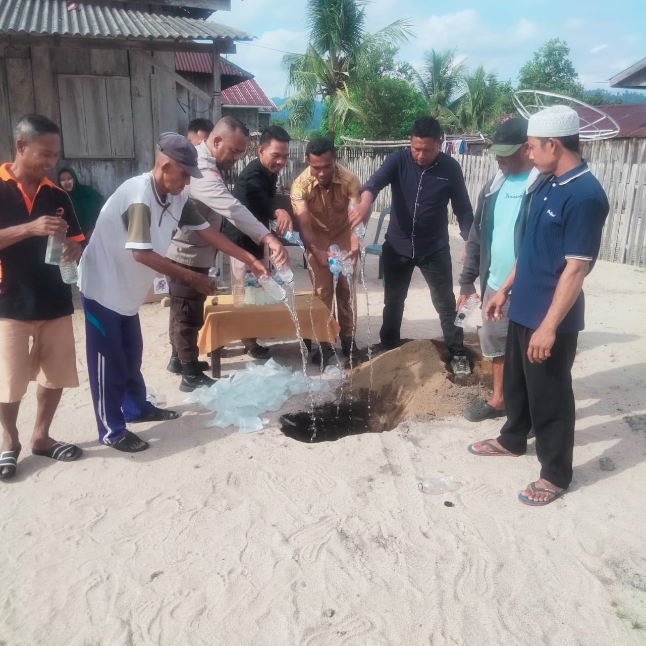 Bhabinkamtibmas Kawalo–Woyo Pertegas Upaya Polres Taliabu Memutus Peredaran Miras IMG-20251124-WA0148(1)