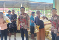 Penyerahan Bantuan Beras Bulog dan Minyak Goren Kepada Masyarakat Desa Nggoli