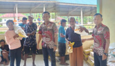 Penyerahan Bantuan Beras Bulog dan Minyak Goren Kepada Masyarakat Desa Nggoli