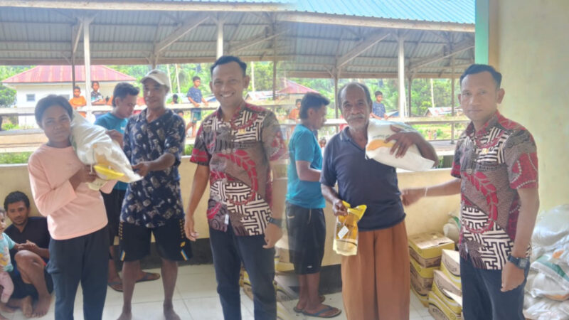 Penyerahan Bantuan Beras Bulog dan Minyak Goren Kepada Masyarakat Desa Nggoli