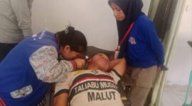 Pemain Teliabu Muda FC yang Mendapat Perawatan Medis (Photo: Ist)