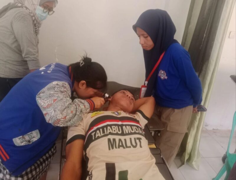 Pemain Teliabu Muda FC yang Mendapat Perawatan Medis (Photo: Ist)