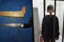 Terduga pelaku dan barang bukti sajam yang diamankan