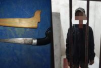 Terduga pelaku dan barang bukti sajam yang diamankan