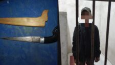 Terduga pelaku dan barang bukti sajam yang diamankan