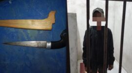 Terduga pelaku dan barang bukti sajam yang diamankan