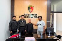 Saat terduga pelaku diamankan ke Polres Pulau Taliabu oleh personel polsek siap gela