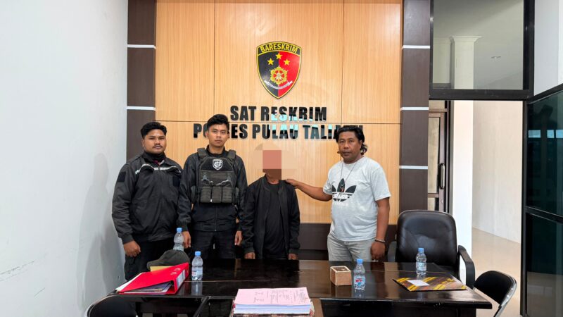 Saat terduga pelaku diamankan ke Polres Pulau Taliabu oleh personel polsek siap gela