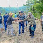 Bupati Ikram Sangadji Tinjau Pembangunan Jalan Menuju TPU, Pastikan Pekerjaan Sesuai Target received_1398265778859845