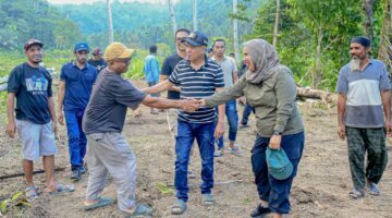 Bupati Ikram Sangadji Tinjau Pembangunan Jalan Menuju TPU, Pastikan Pekerjaan Sesuai Target