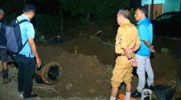 Demi Air Bersih Warga, Bupati Ikram Tinjau Perbaikan Pipa Induk PAM hingga Larut Malam
