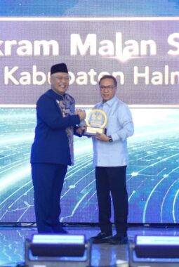Dukung Peningkatan SDM di Daerah, Bupati Halteng Ikram M. Sangadji Raih Penghargaan Mitra Individu Terbaik Universitas Terbuka 2026