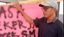 Saat Andreas Memalang Ruangan Kelas SMK Negeri 1 Pulau Taliabu