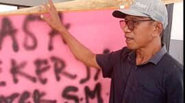 Saat Andreas Memalang Ruangan Kelas SMK Negeri 1 Pulau Taliabu