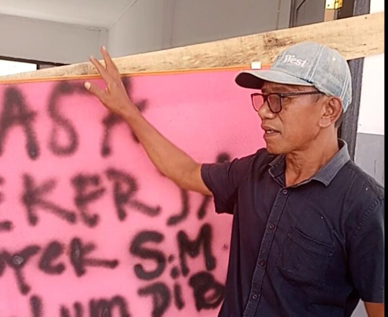 Saat Andreas Memalang Ruangan Kelas SMK Negeri 1 Pulau Taliabu