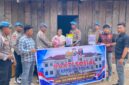 Saat Propam Polres Pulau Taliabu Memberikan Bantuan Sembako Kepada Warga. (Photo: Ist)
