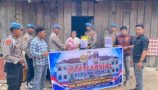 Saat Propam Polres Pulau Taliabu Memberikan Bantuan Sembako Kepada Warga. (Photo: Ist)