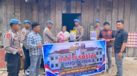 Saat Propam Polres Pulau Taliabu Memberikan Bantuan Sembako Kepada Warga. (Photo: Ist)