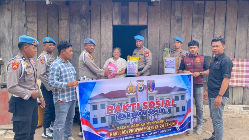 Saat Propam Polres Pulau Taliabu Memberikan Bantuan Sembako Kepada Warga. (Photo: Ist)