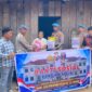 Saat Propam Polres Pulau Taliabu Memberikan Bantuan Sembako Kepada Warga. (Photo: Ist)